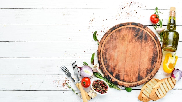 Deska z talerzami i składnikami